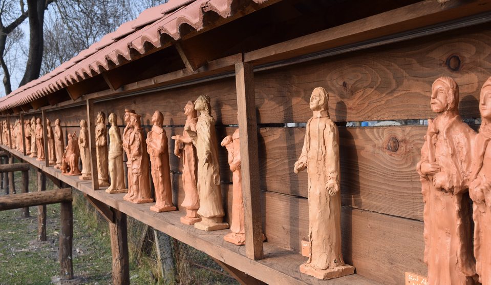 Szentszobor-fal Dinnyésen