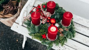 Adventi koszorú piros gyertyákkal