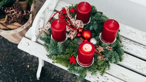 Adventi koszorú piros gyertyákkal