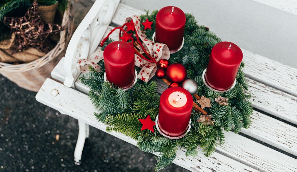 Adventi koszorú piros gyertyákkal