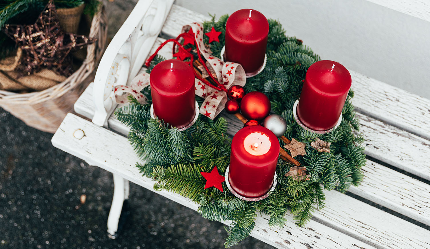Adventi koszorú piros gyertyákkal