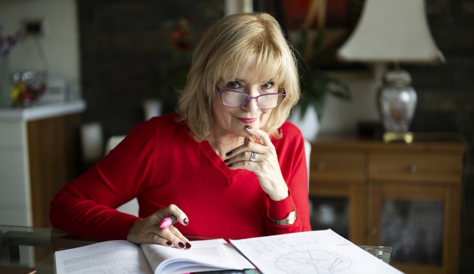 ábrahám edit a horoszkópját számolja