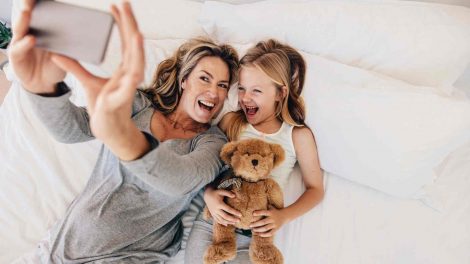 Anyuka lányával szelfizik az ágyban
