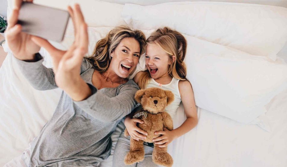 Anyuka lányával szelfizik az ágyban