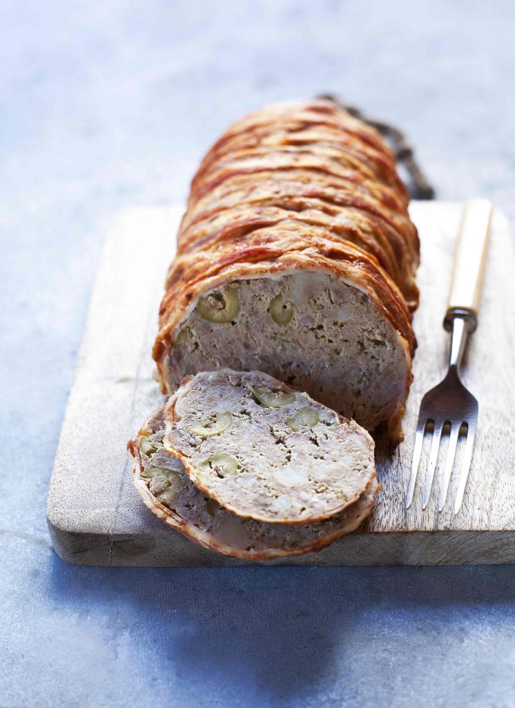 baconnal tekert olívás húskenyér