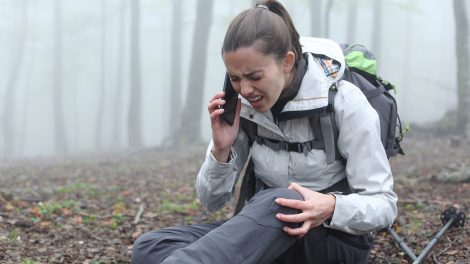 Térdtörést szenvedett sérült túrázó telefonon kér segítséget