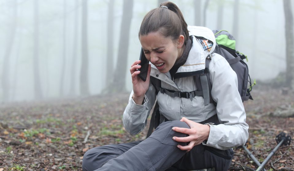 Térdtörést szenvedett sérült túrázó telefonon kér segítséget