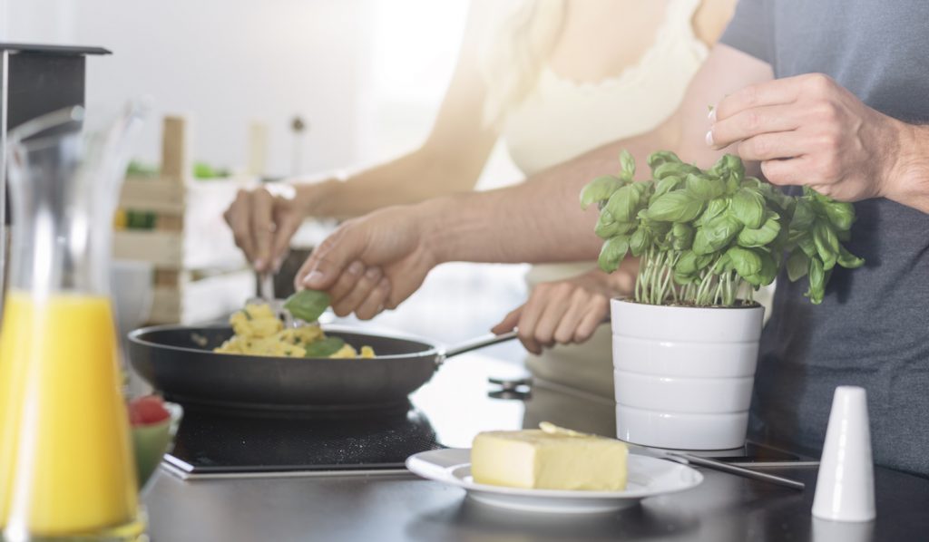 bazsalikom a konyhában cserépben