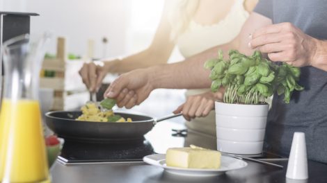 bazsalikom a konyhában cserépben