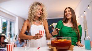 bólét töltenek maguknak a vidám lányok