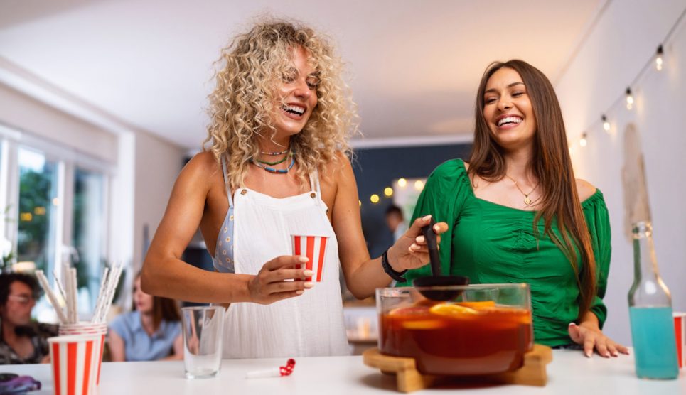 bólét töltenek maguknak a vidám lányok