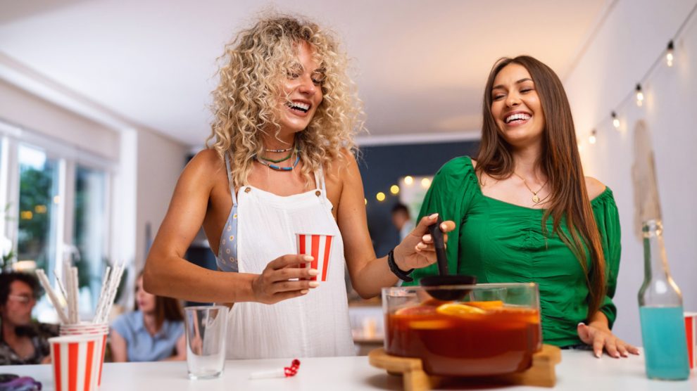 bólét töltenek maguknak a vidám lányok