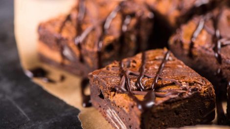 csokis brownie a konyhapulton csokiöntettel
