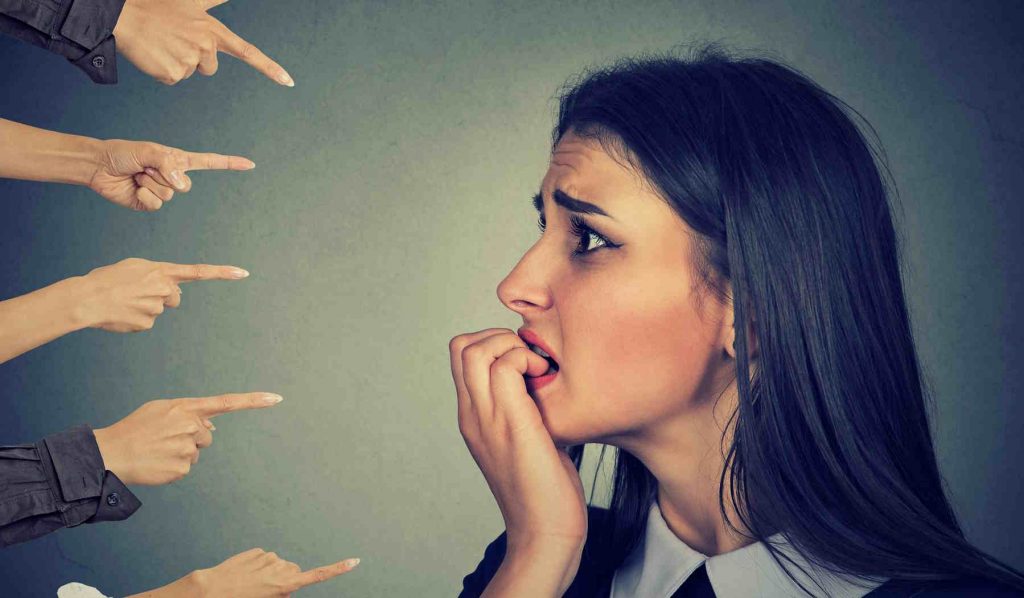 feszült nő mindenki rá mutat