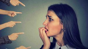 feszült nő mindenki rá mutat