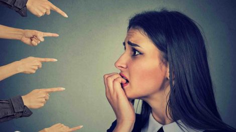 feszült nő mindenki rá mutat