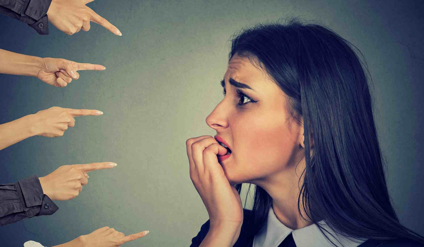 feszült nő mindenki rá mutat