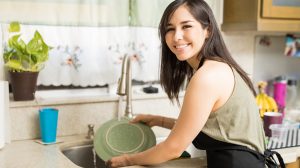 Egy nő mosogat
