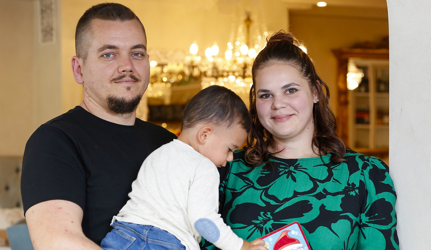 Örökbefogadó család: Kozma-Erdélyi Dominika, férje, Viktor és fiuk, Ádám