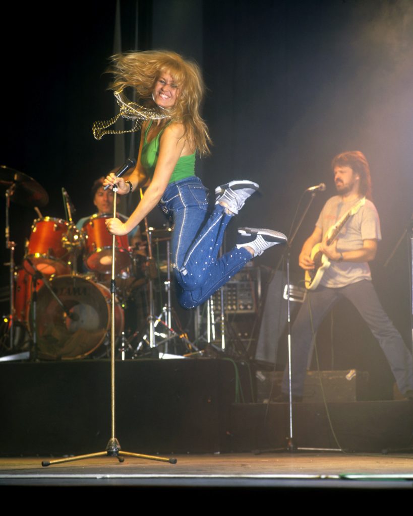 csepregi éva fiatalon a neoton famíliával