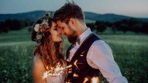 fiatal pár esküvője a mezőn