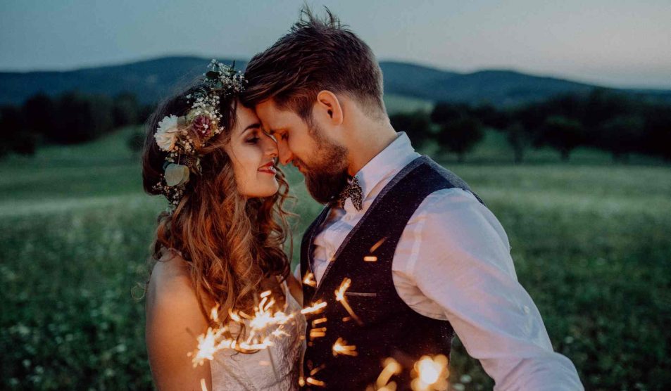 fiatal pár esküvője a mezőn