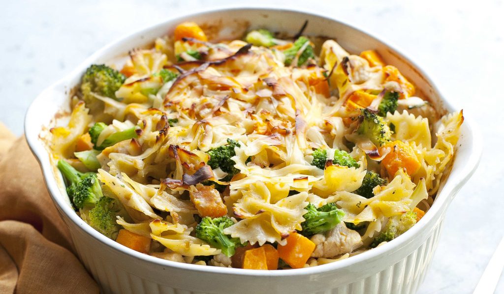 Csőben sült csirkés tészta