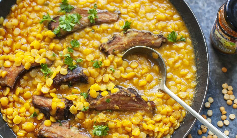 Currys sárgaborsó füstölt hússal