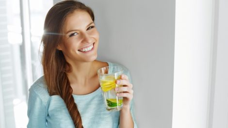 egészséges nő citrusos vizet iszik