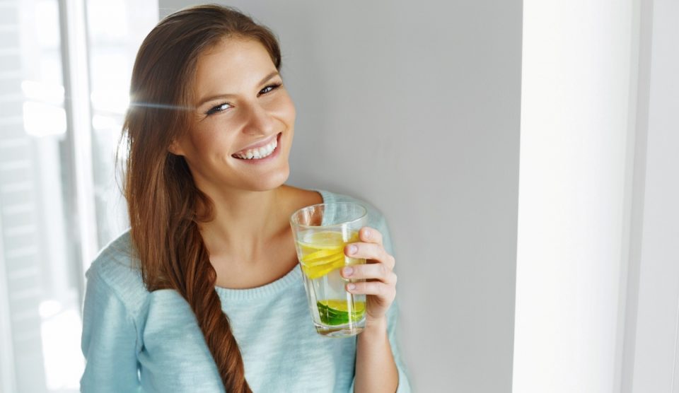 egészséges nő citrusos vizet iszik
