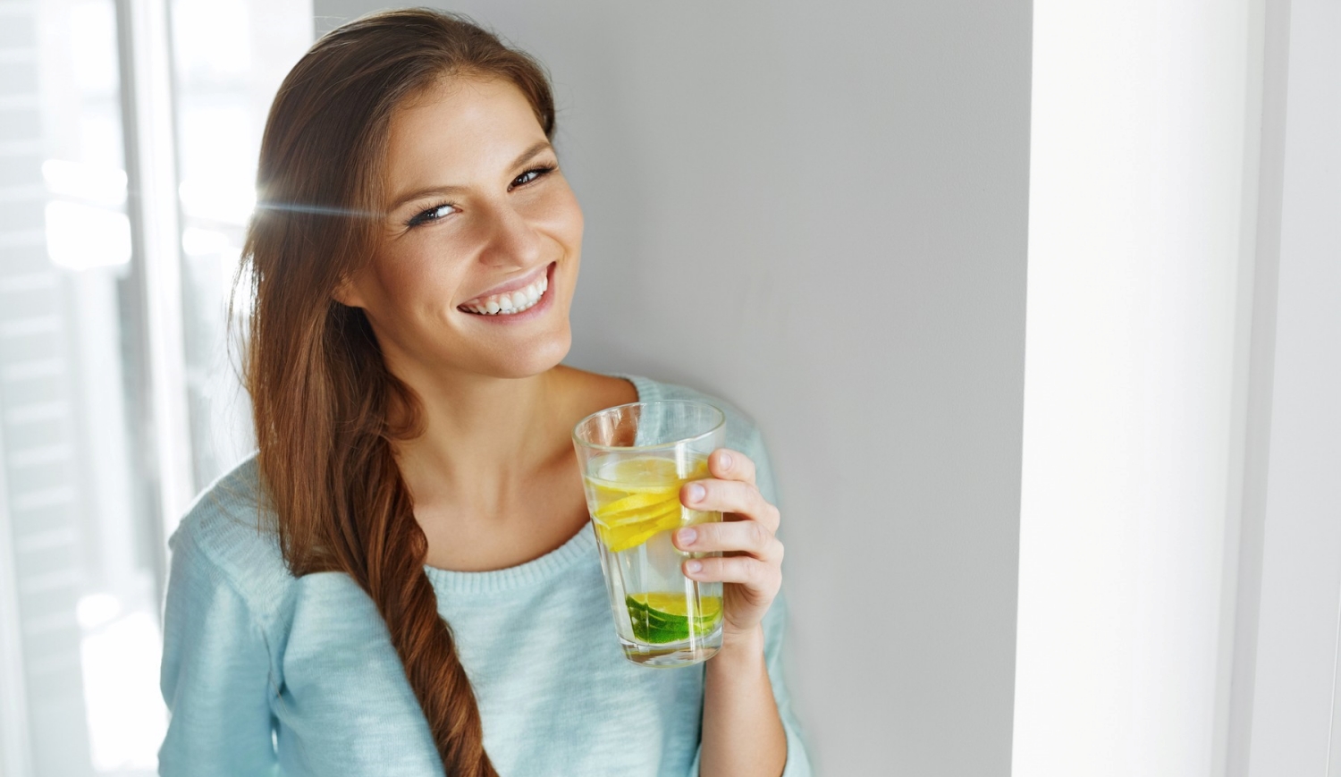 egészséges nő citrusos vizet iszik