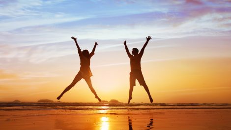 Két ember a naplementében