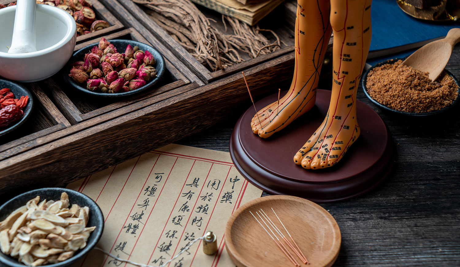 Akupunktúrás bábok és hagyományos kínai orvoslás leírás asztalon