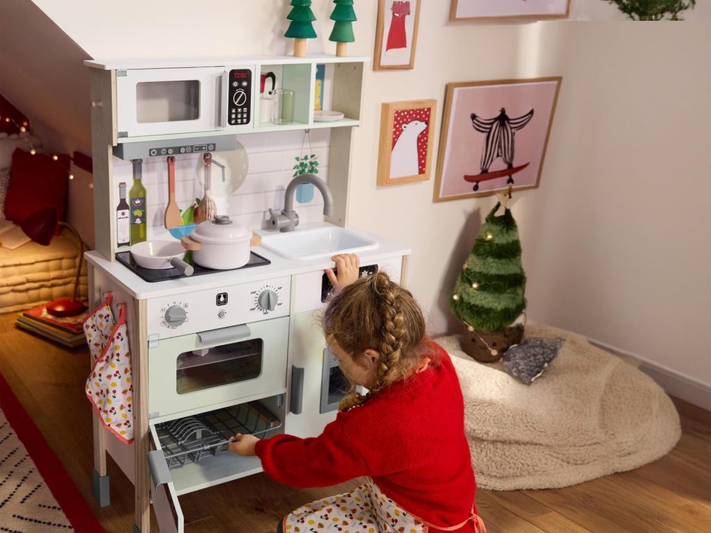 fa játékkonyha lidl játszik egy kislány