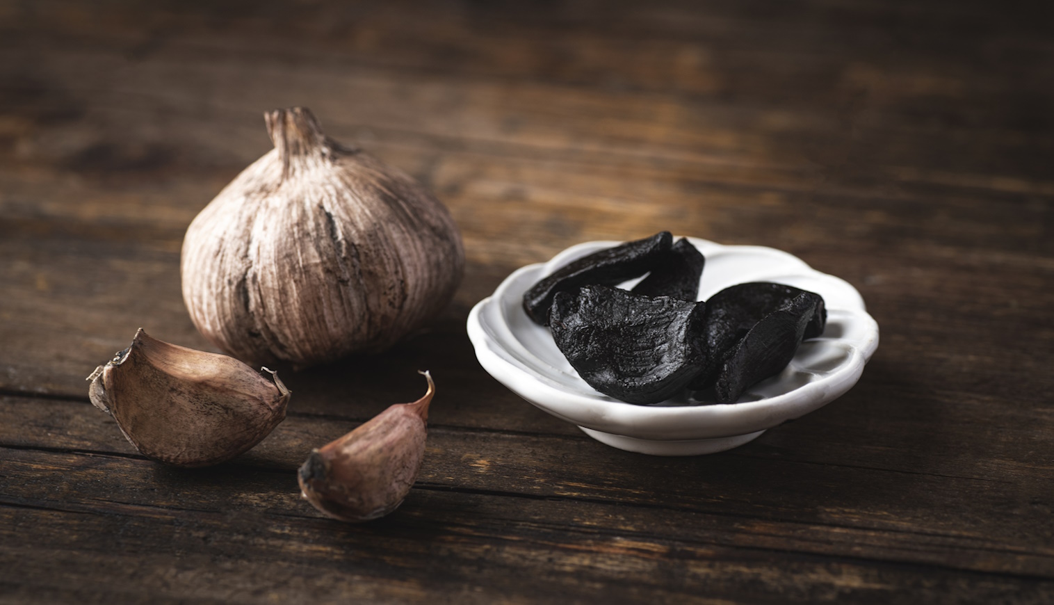 fekete fokhagyma tányéron