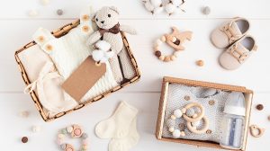 kosár babaruhával és kiegészítőkkel