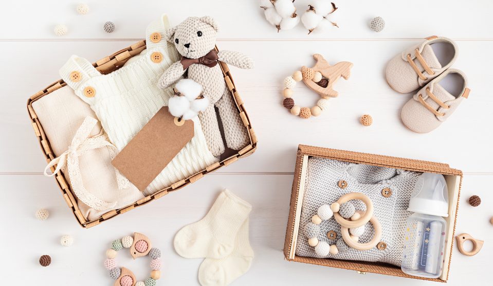 kosár babaruhával és kiegészítőkkel