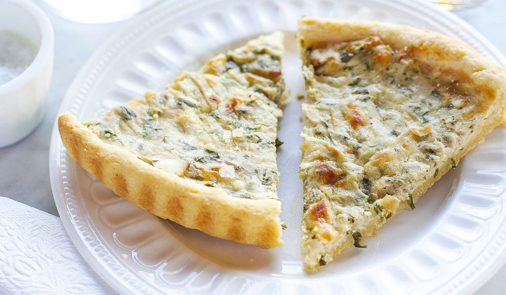 Füstölt sajtos halas pite felszeletelve