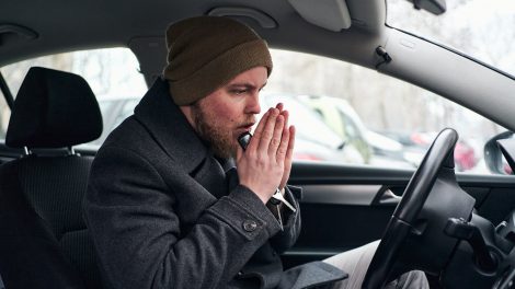 férfi fázik a kocsiban