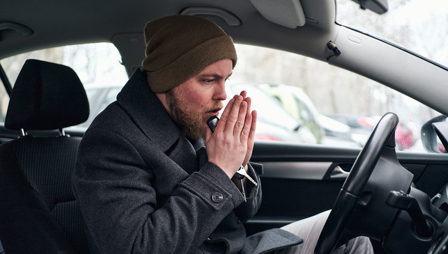 férfi fázik a kocsiban