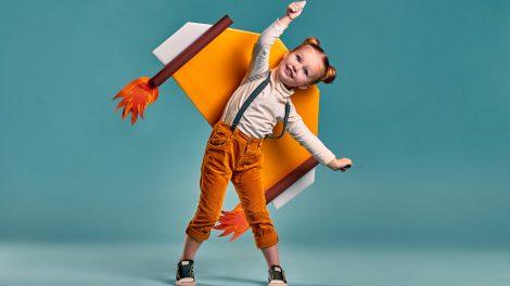 vidám kislány játszik gyerekhoroszkóp