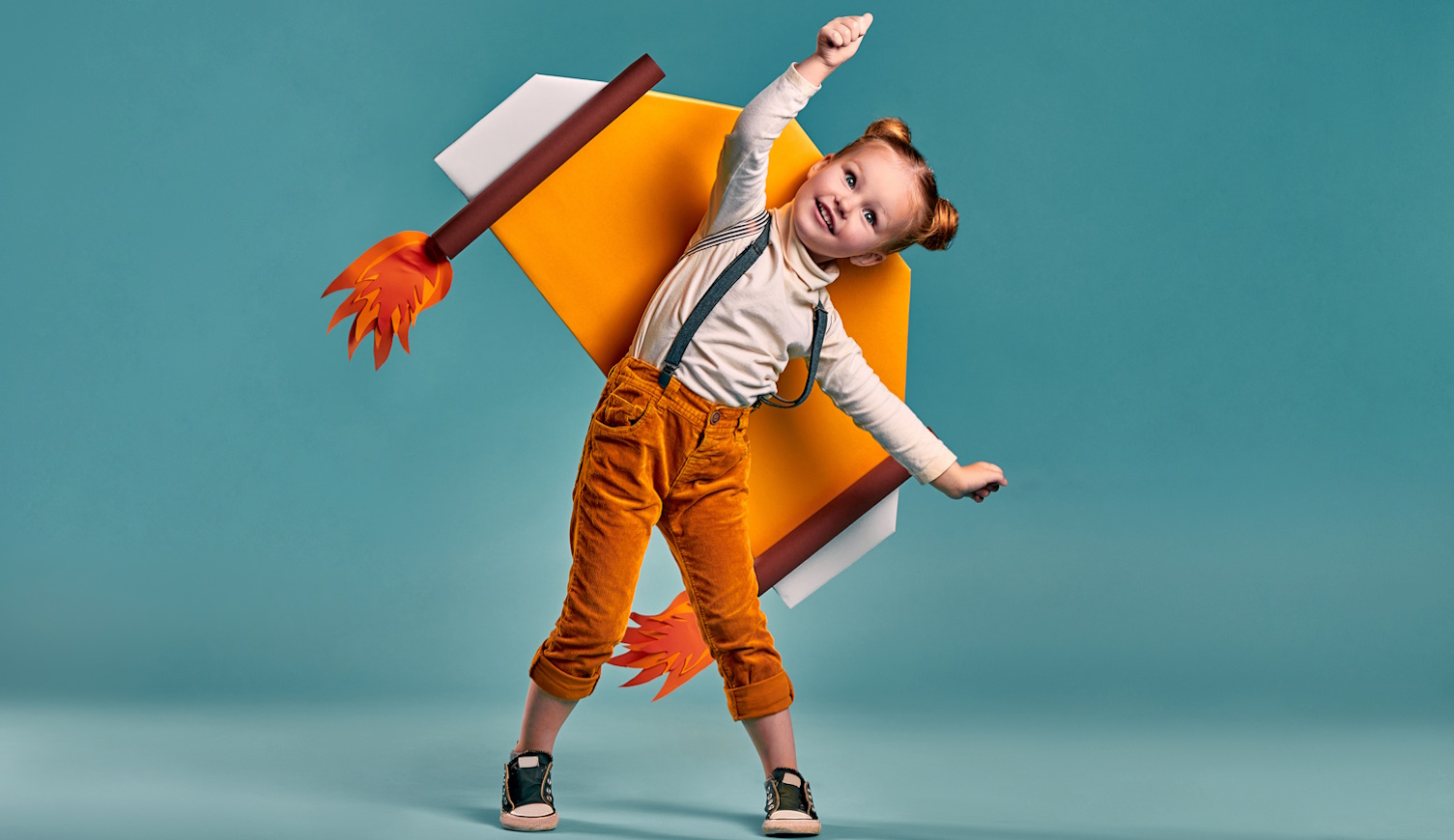 vidám kislány játszik gyerekhoroszkóp