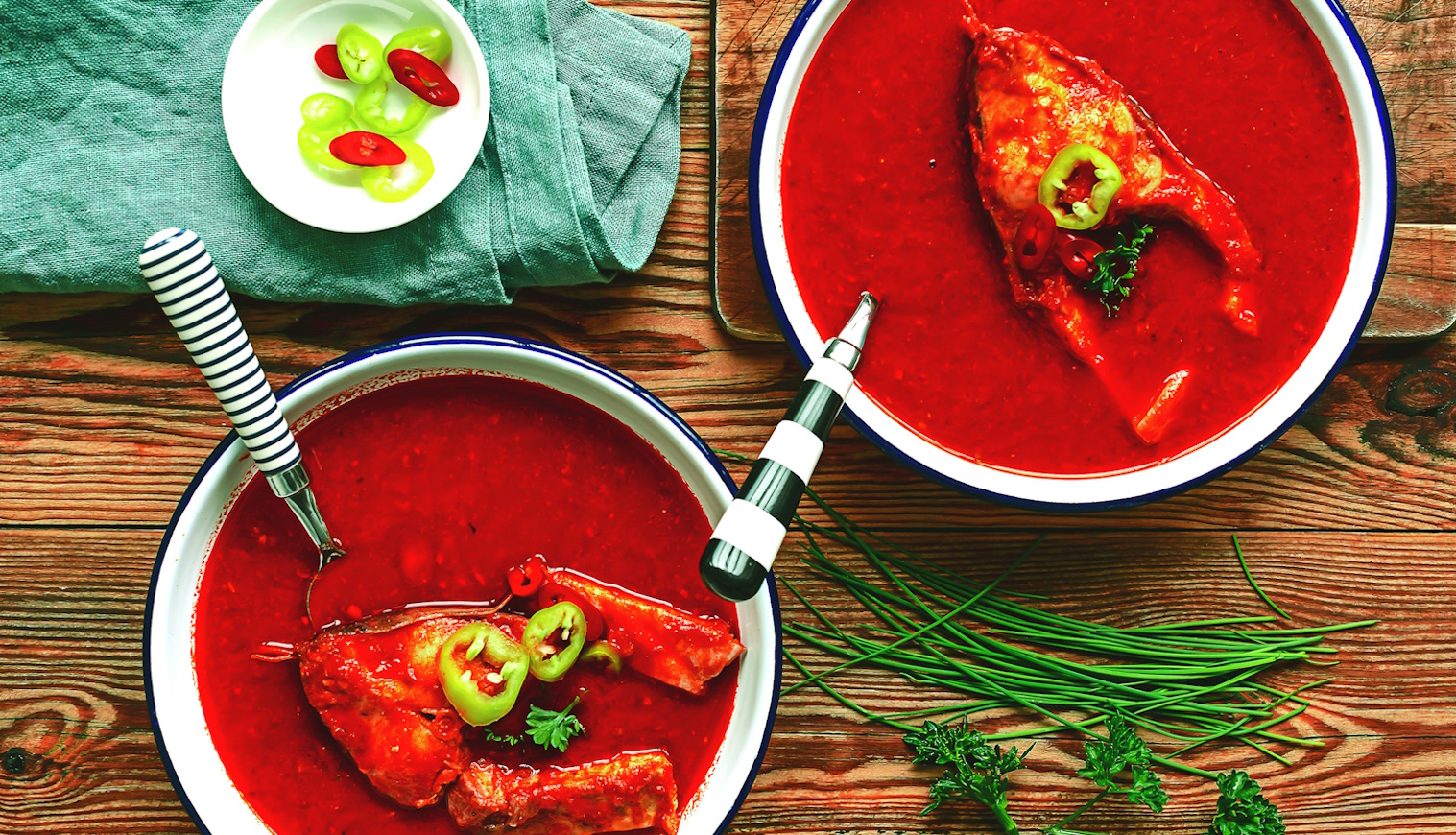 karácsonyi halászlé asztalon 2 tányérban