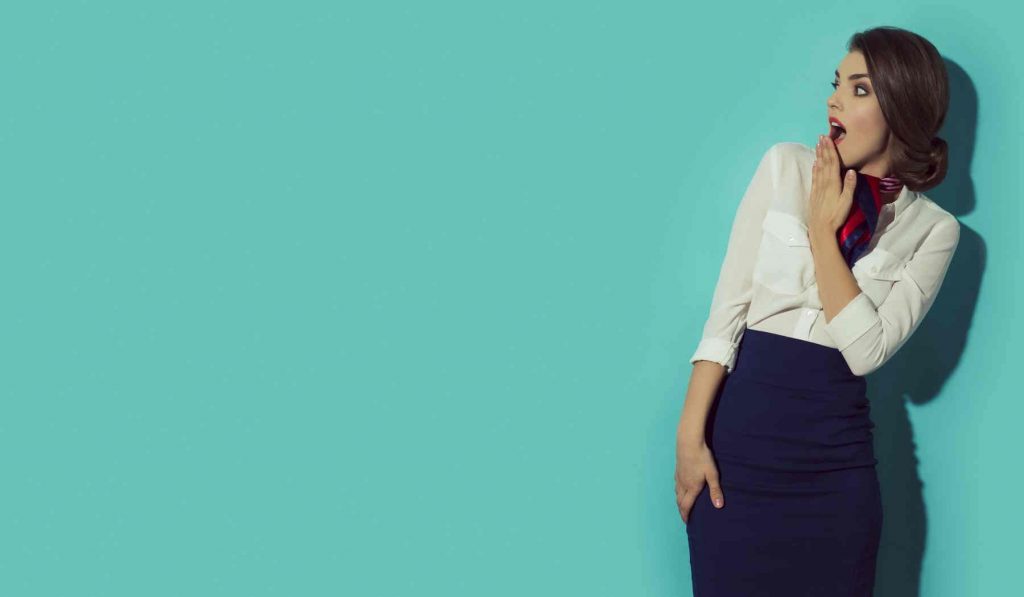 nő zöld háttér előtt meglepődik