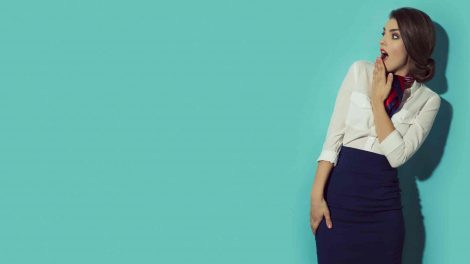 nő zöld háttér előtt meglepődik