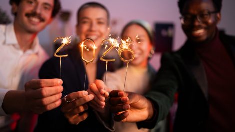 horoszkóp 2026 boldogan ünneplő társaság