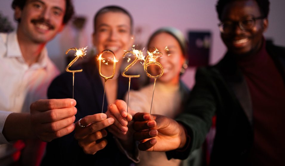 horoszkóp 2026 boldogan ünneplő társaság