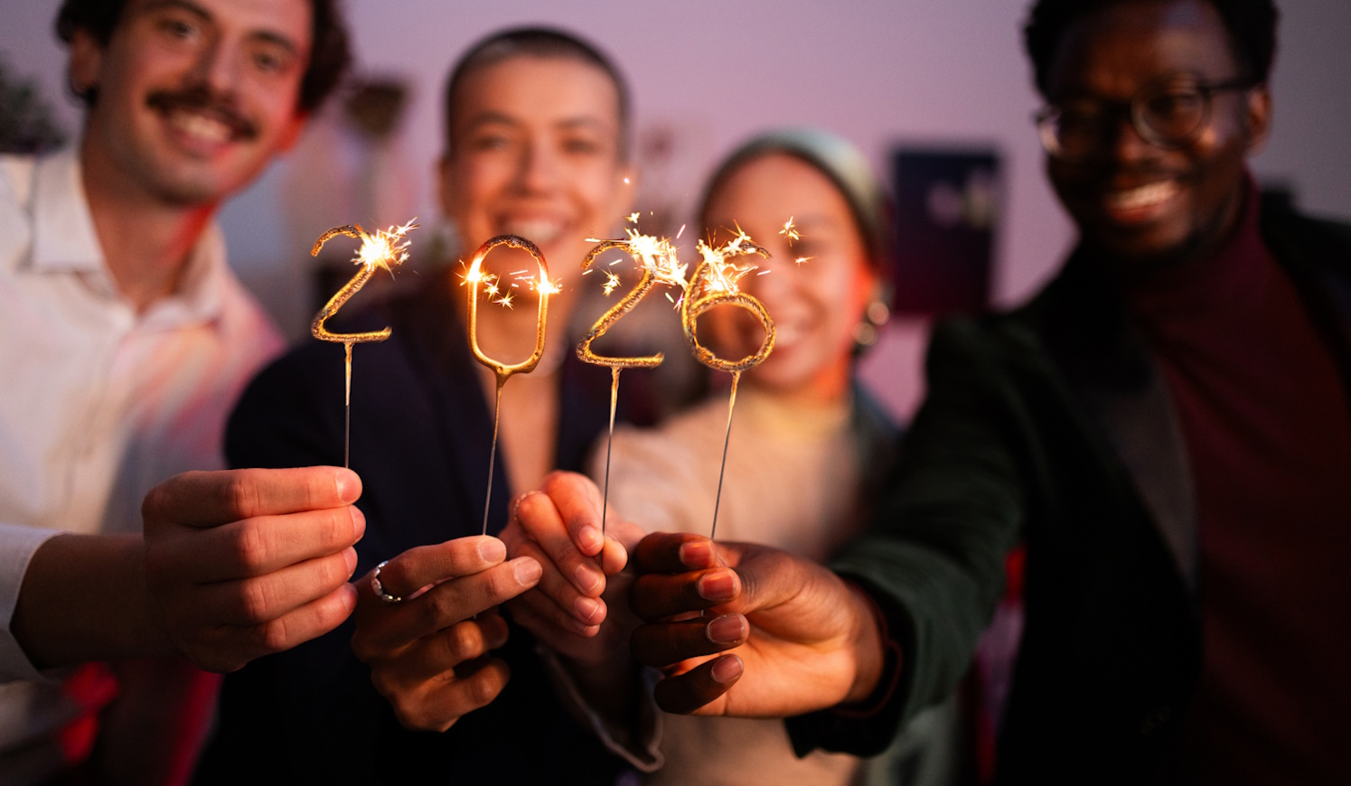 horoszkóp 2026 boldogan ünneplő társaság