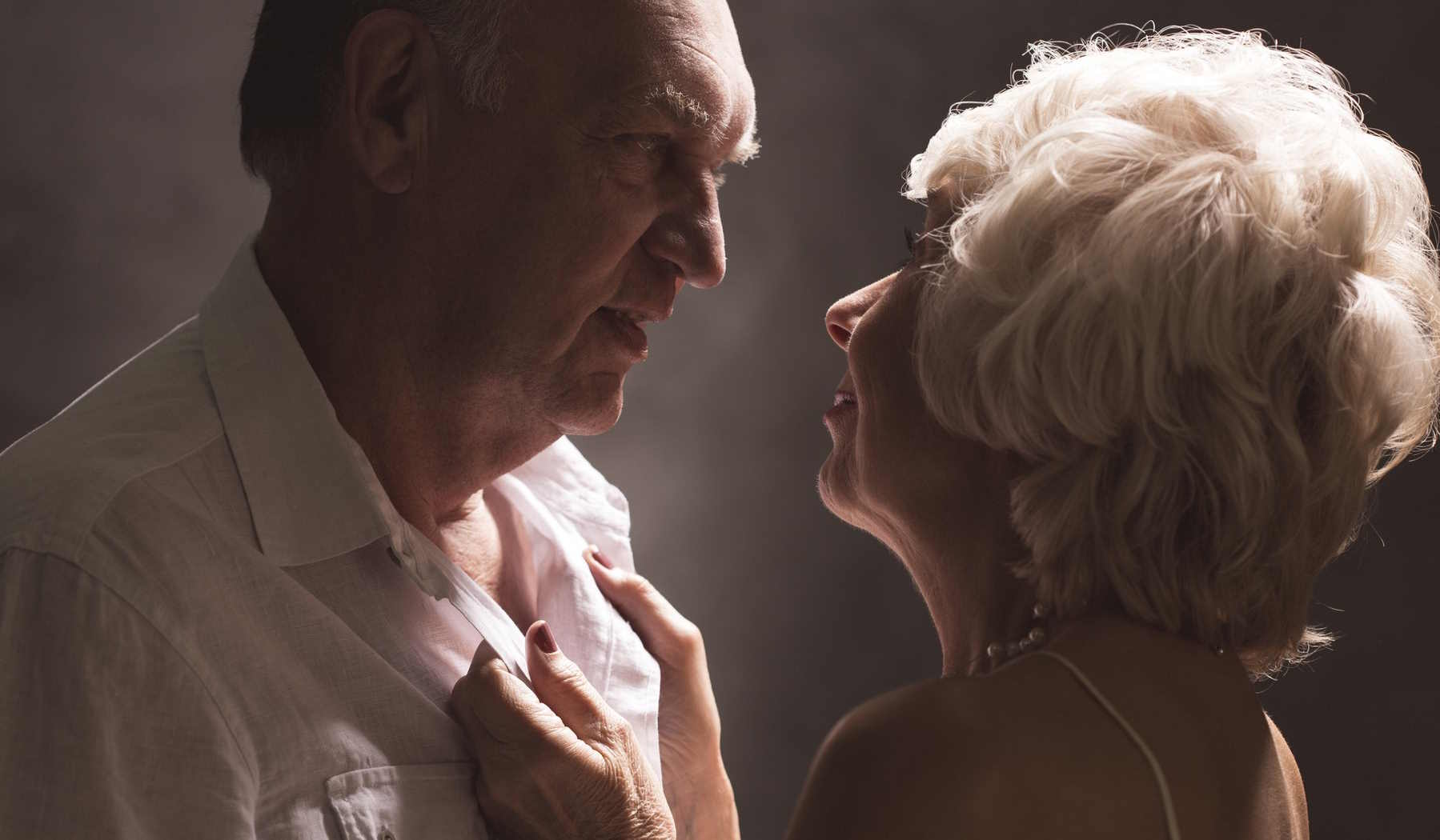 idősebb pár romantikázik