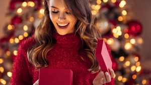 lány ül egy hangulatos környezetben a karácsonyfa közelében